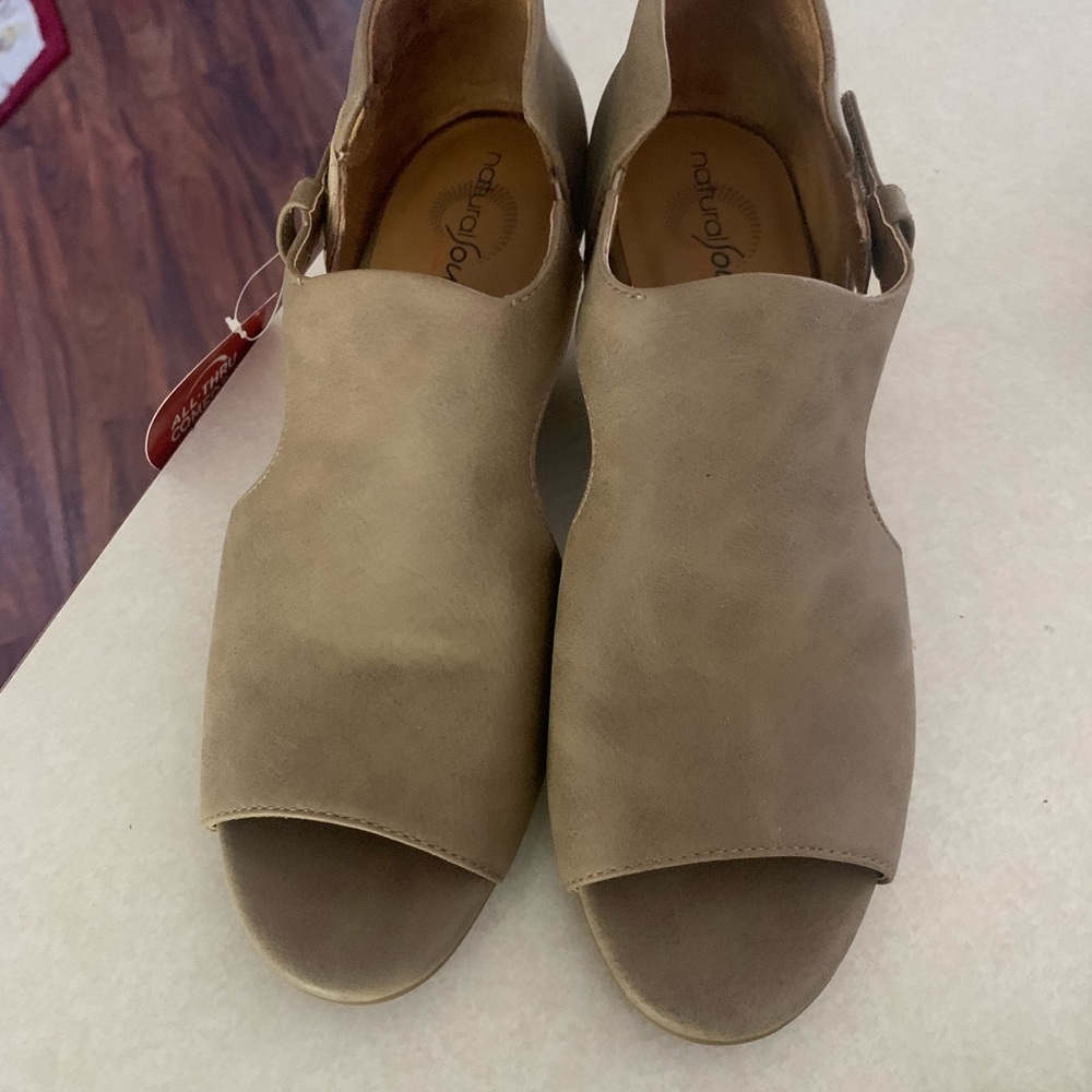 Natural sole women’s sandals 8M